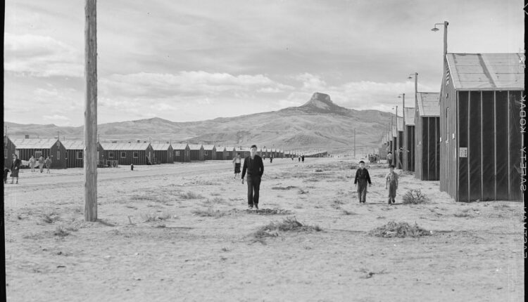 Heart Mountain towers at the end of “F” Street, the main thoroughfare of the Heart Mountain Relocation Center.(Tom Parker / National Archives at College Park, public domain)